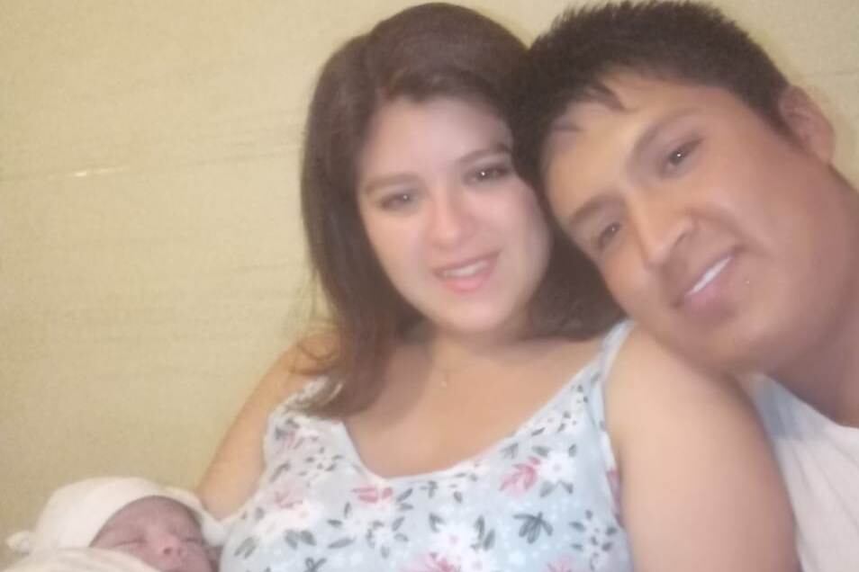 La imagen fue tomada el primer día que pudieron tomar en brazos a su hijo.