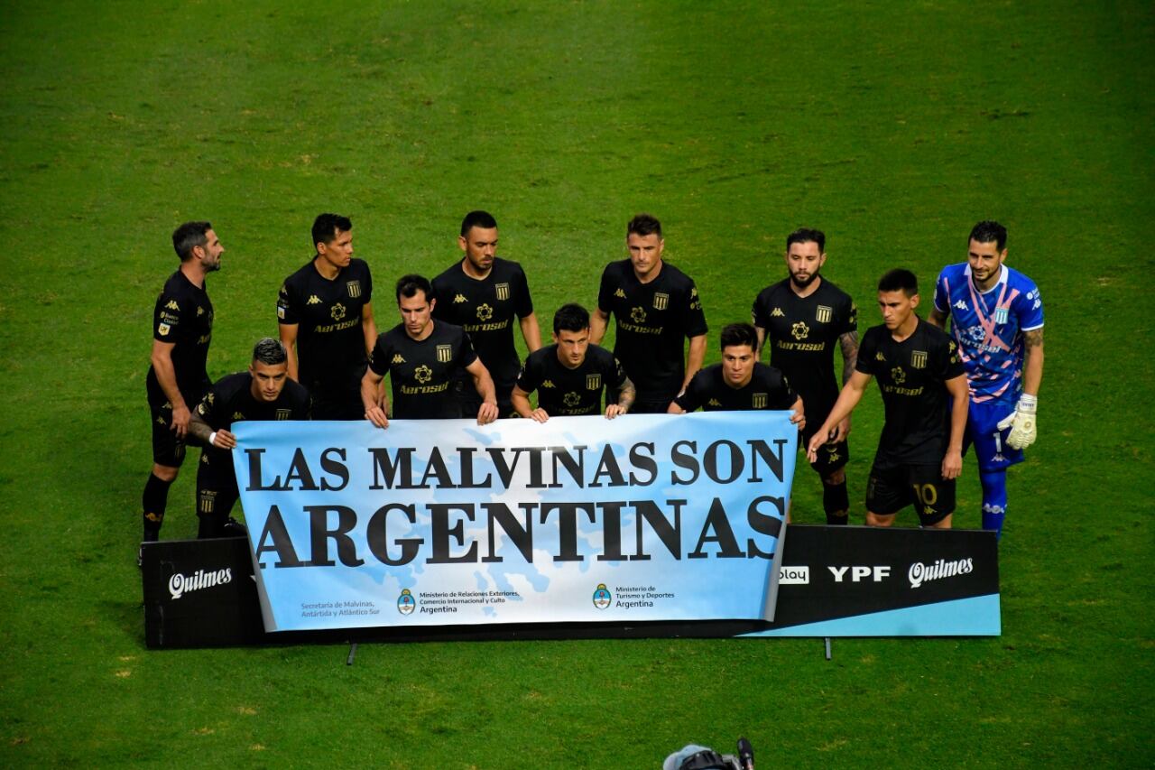 Racing posó en Santa Fe con el cartel y la consigna "Las Malvinas son Argentinas".