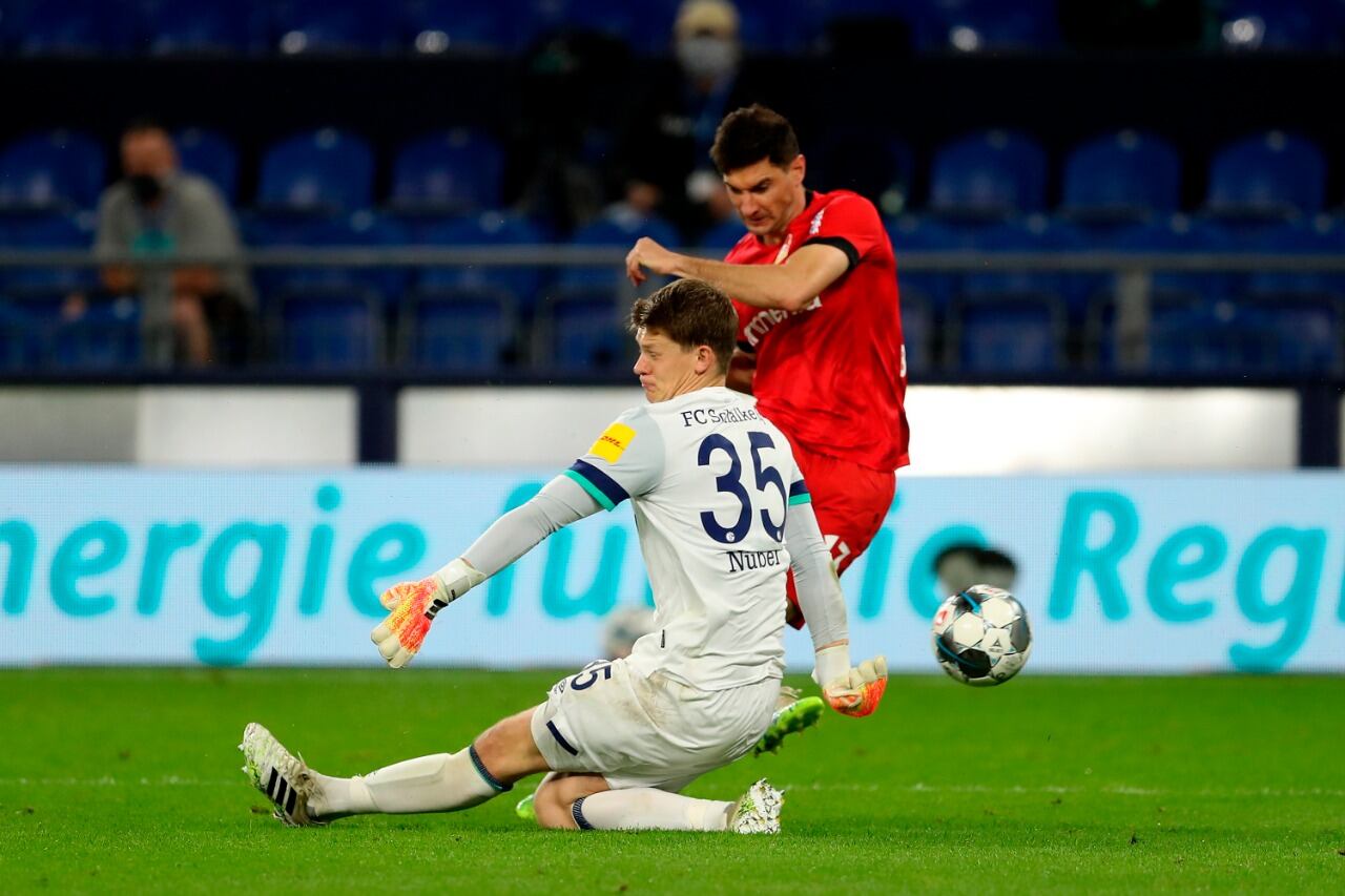 Alario remata ante la salida del arquero.