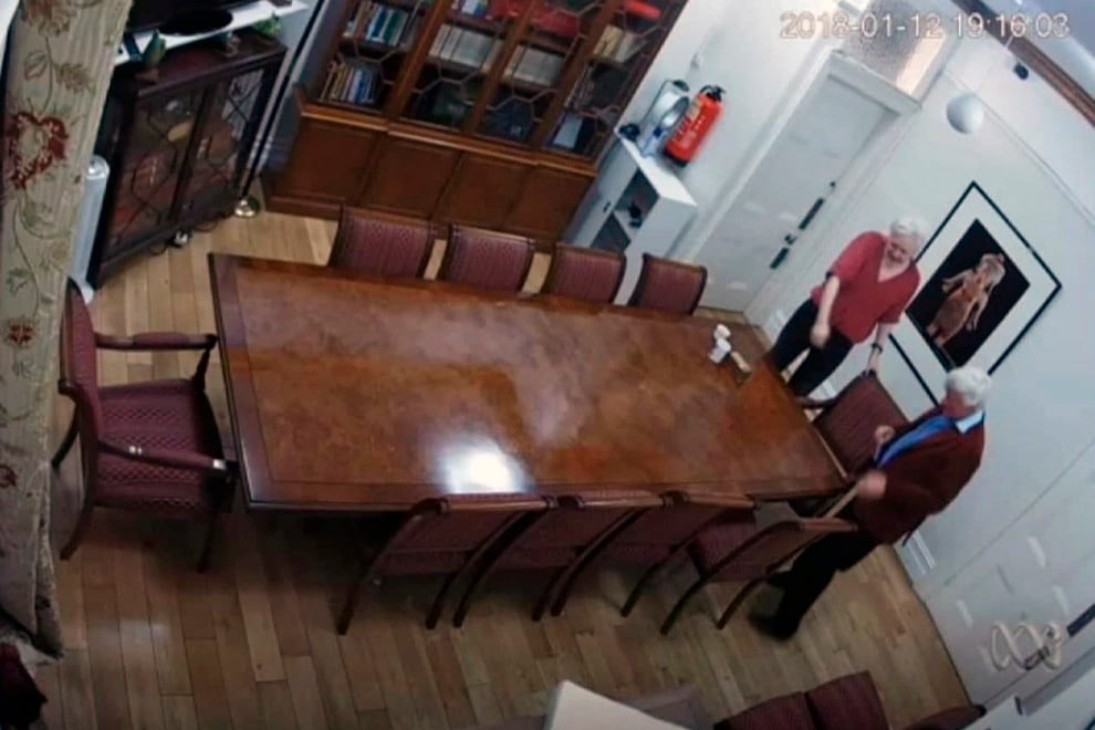 Imagen tomada por UC Global de Assange y su abogado Geoffrey Robertson al iniciar una reunión. AGENCIA IFS-AIP.
