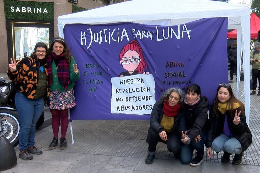 Activistas y amigas acompañaron a Luna y su mamá en esta primera audiencia.