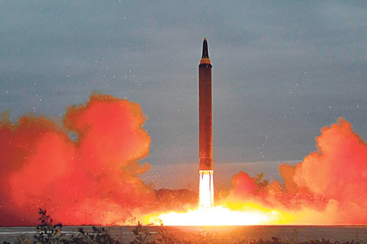 Imagen cedida por la agencia norcoreana de noticias mostrando el lanzamiento del misil.