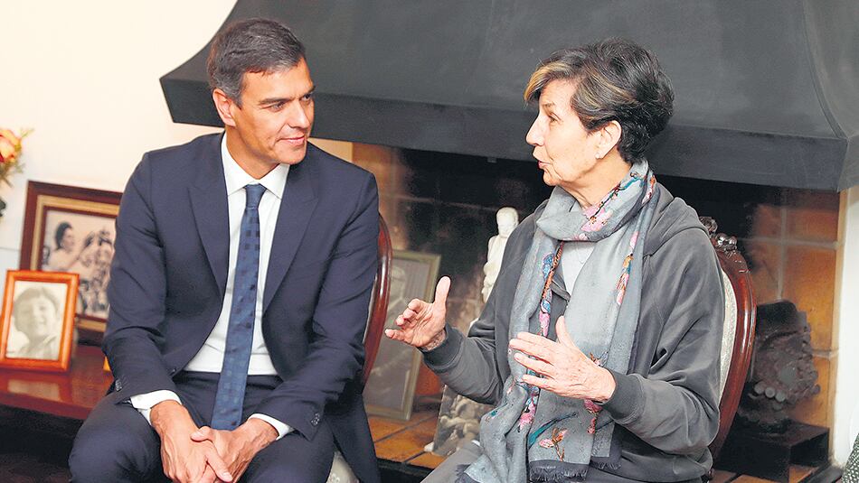 Sánchez conversa con Isabel Allende en la casa de la senadora en la capital chilena.