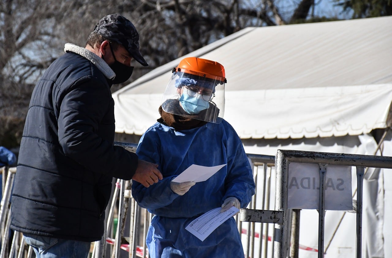 El gobierno de Córdoba comenzó a realizar testeos en las escuelas donde se detectaron casos positivos y contactos estrechos dentro de las burbujas escolares.