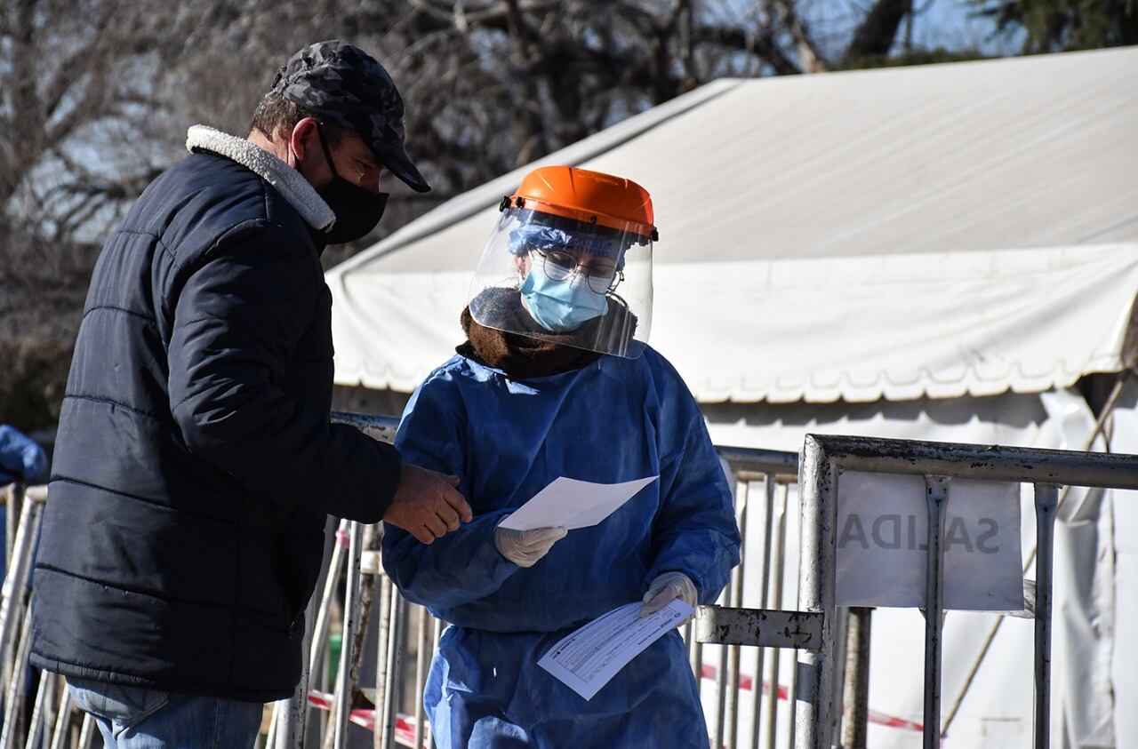 El gobierno de Córdoba comenzó a realizar testeos en las escuelas donde se detectaron casos positivos y contactos estrechos dentro de las burbujas escolares.