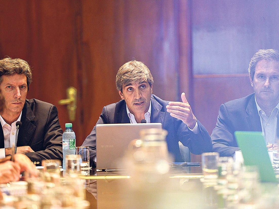 El ministro de Finanzas, Luis Caputo, junto a su equipo. Eligió al grupo de seis bancos amigos del Gobierno.