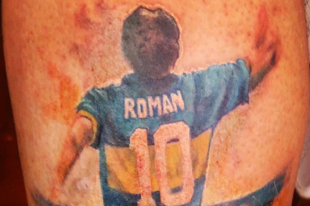 Tatuaje de Riquelme en la pierna de un hincha xeneize.