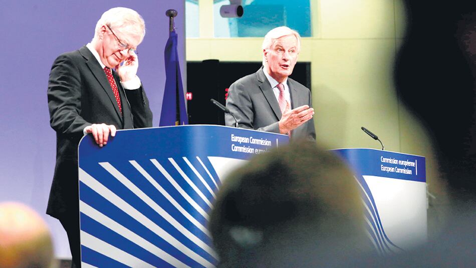 Davis y Barnier en conferencia de prensa al cierre de la cuarta ronda en Bruselas.
