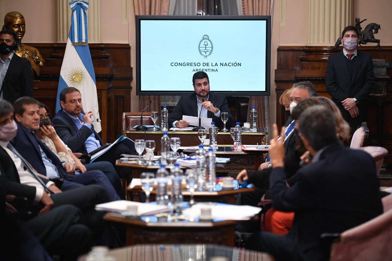 La Comisión Bicameral de Trámite Legislativo, que preside Marcos Cleri (Frente de Todos), se encuentra reunida para debatir una serie de decretos de necesidad y urgencia dictados por el Poder Ejecutivo desde diciembre de 2019.