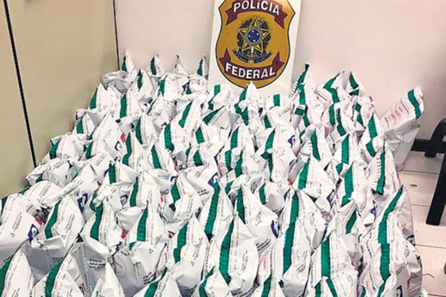 El dinero incautado fue ensobrado por la Policía Federal.