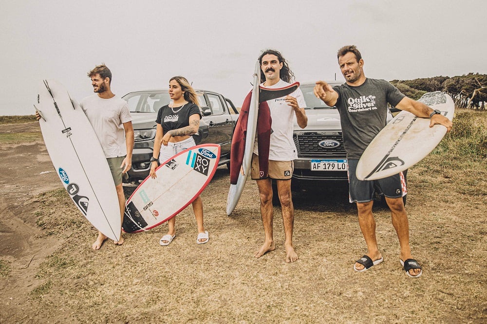 Nieblas y el equipo, listos para surfear en Los Acantilados 