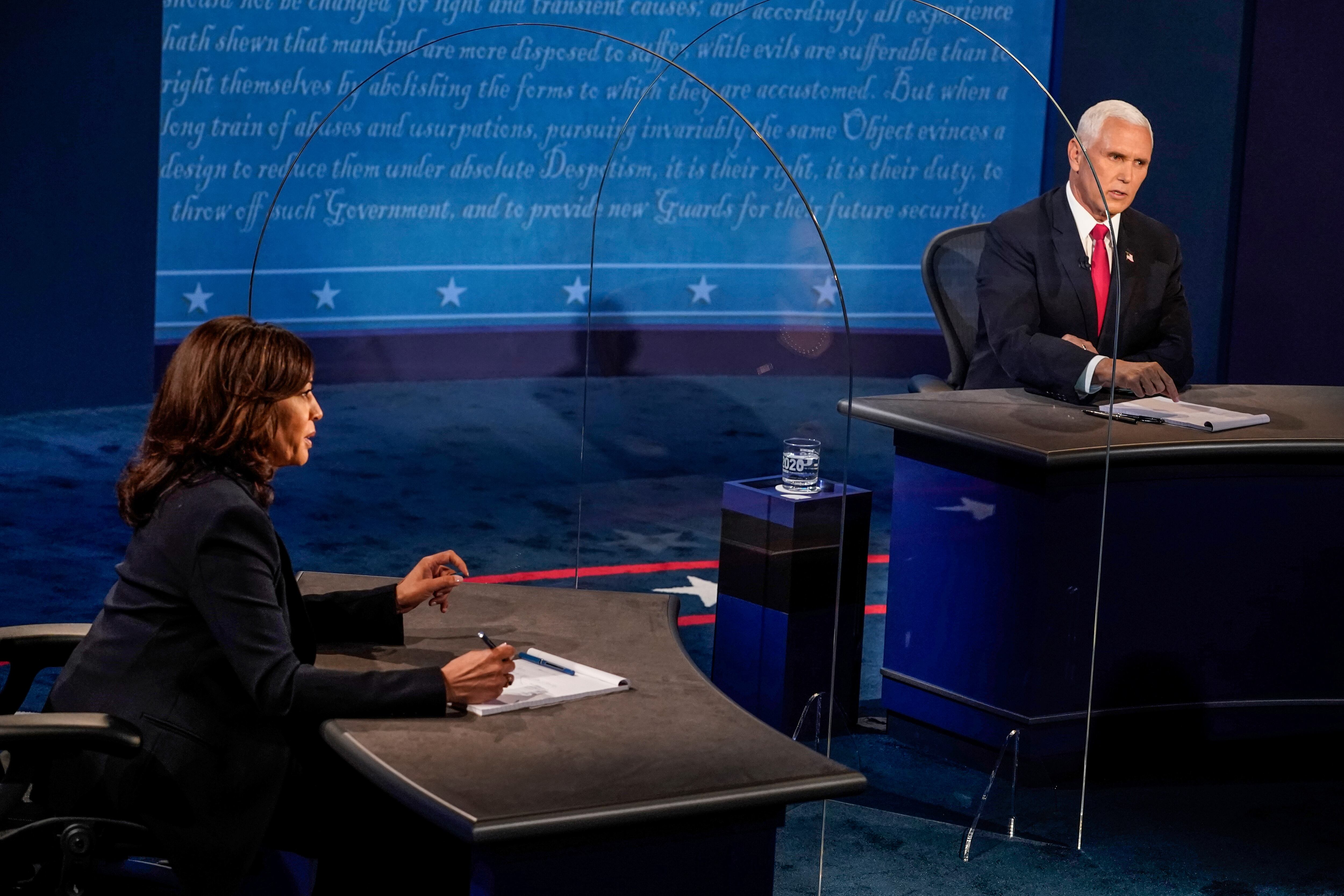 En el debate Kamala Harris y Mike Pence defendiaron a sus compañeros de fórmula.