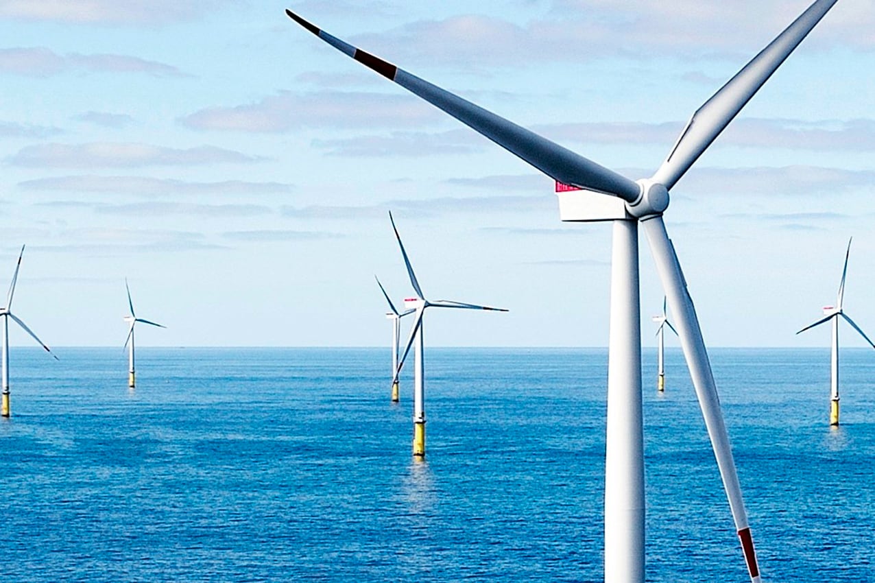 Dinamarca fue el país pionero en el uso de la energía eólica costas afuera. 