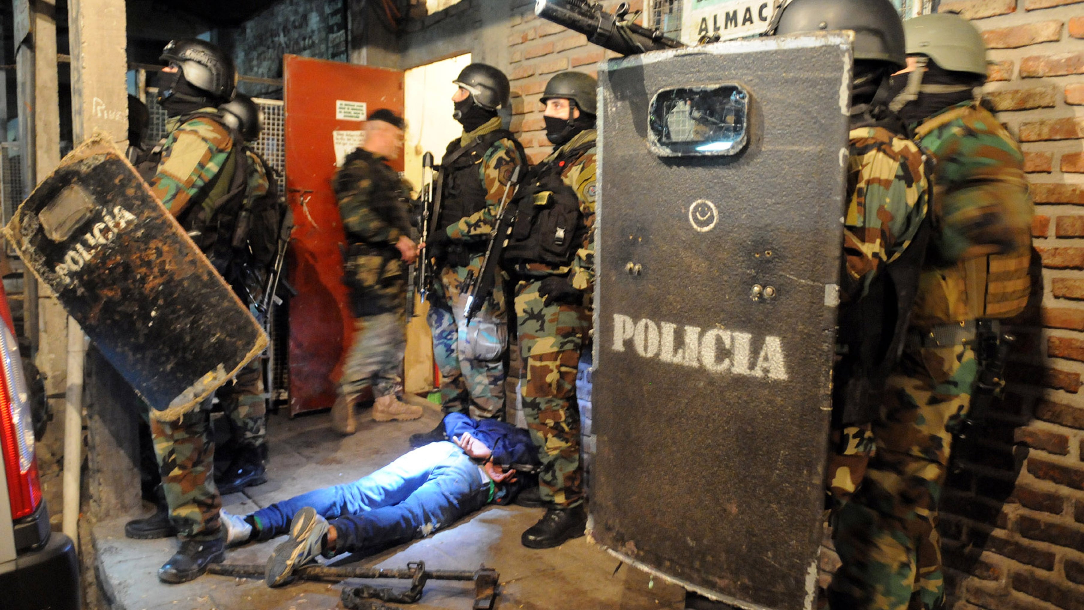 La política de drogas del gobierno nacional consiste en la persecución a perejiles y consumidores.