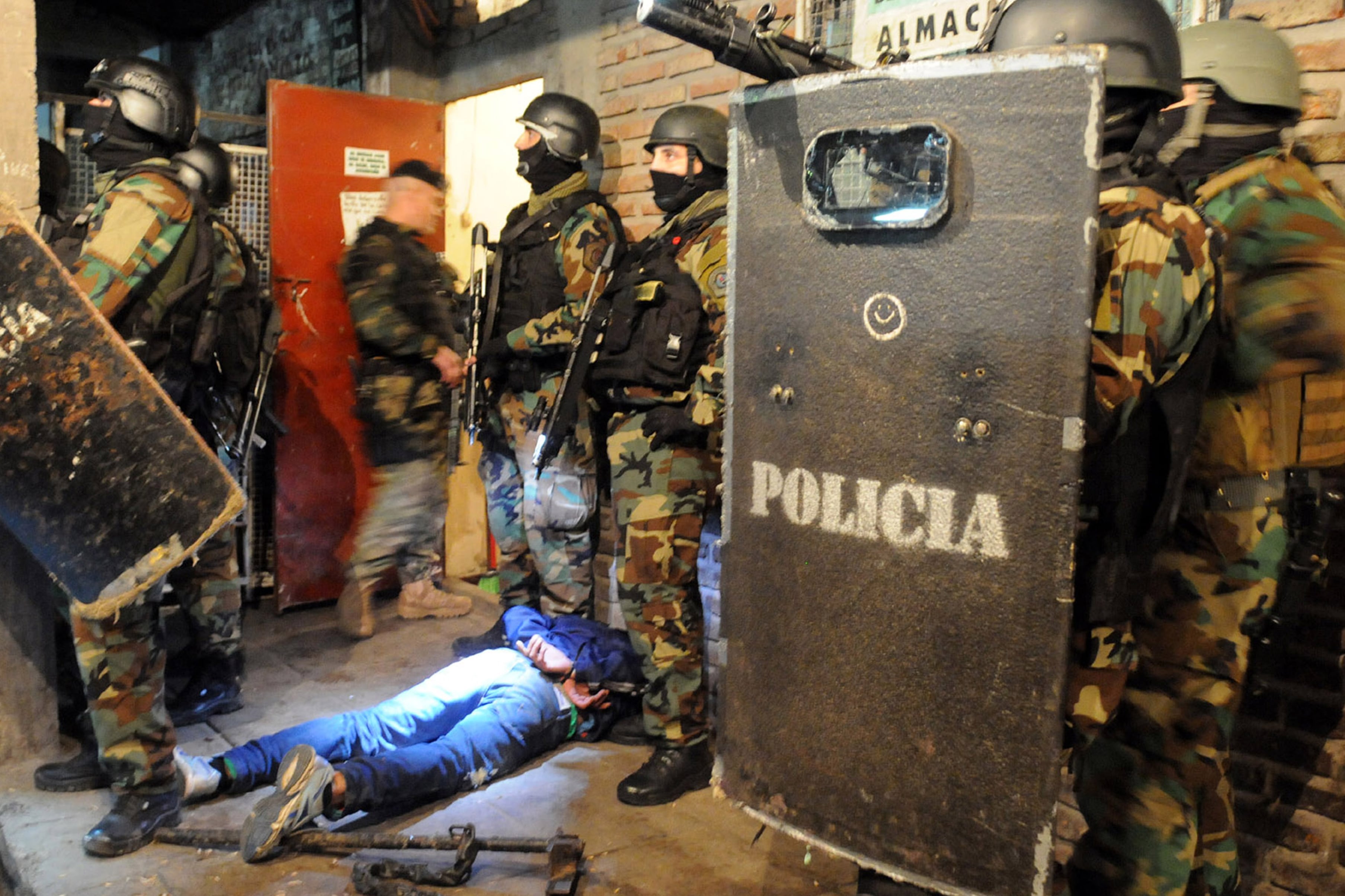 La política de drogas del gobierno nacional consiste en la persecución a perejiles y consumidores.