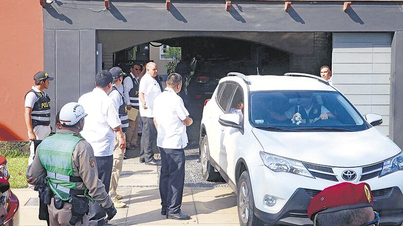 La orden de detención sorprendió a Kuczynski en su casa; pasado el mediodía fue llevado a prisión.