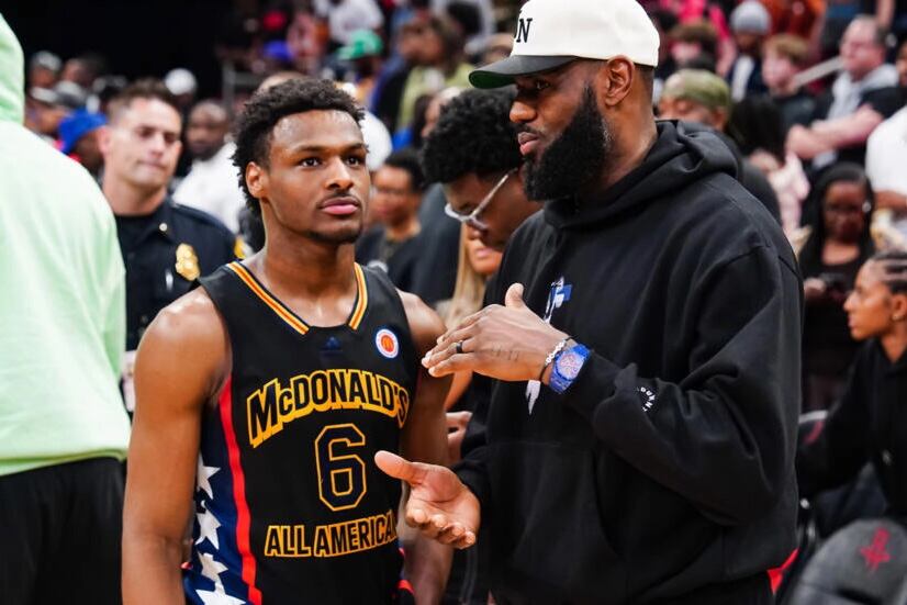 LeBron James junto a su hijo, Bronny