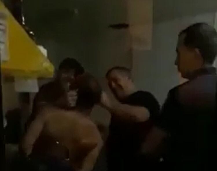 Policías en acción: Marcozzi y sus subordinados golpean a un detenido. 