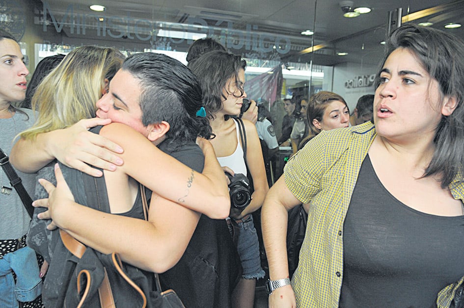 Las feministas fueron detenidas a pedido de cuatro militantes ultracatólicos que se hicieron pasar por policías.