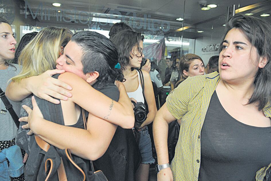 Las feministas fueron detenidas a pedido de cuatro militantes ultracatólicos que se hicieron pasar por policías.
