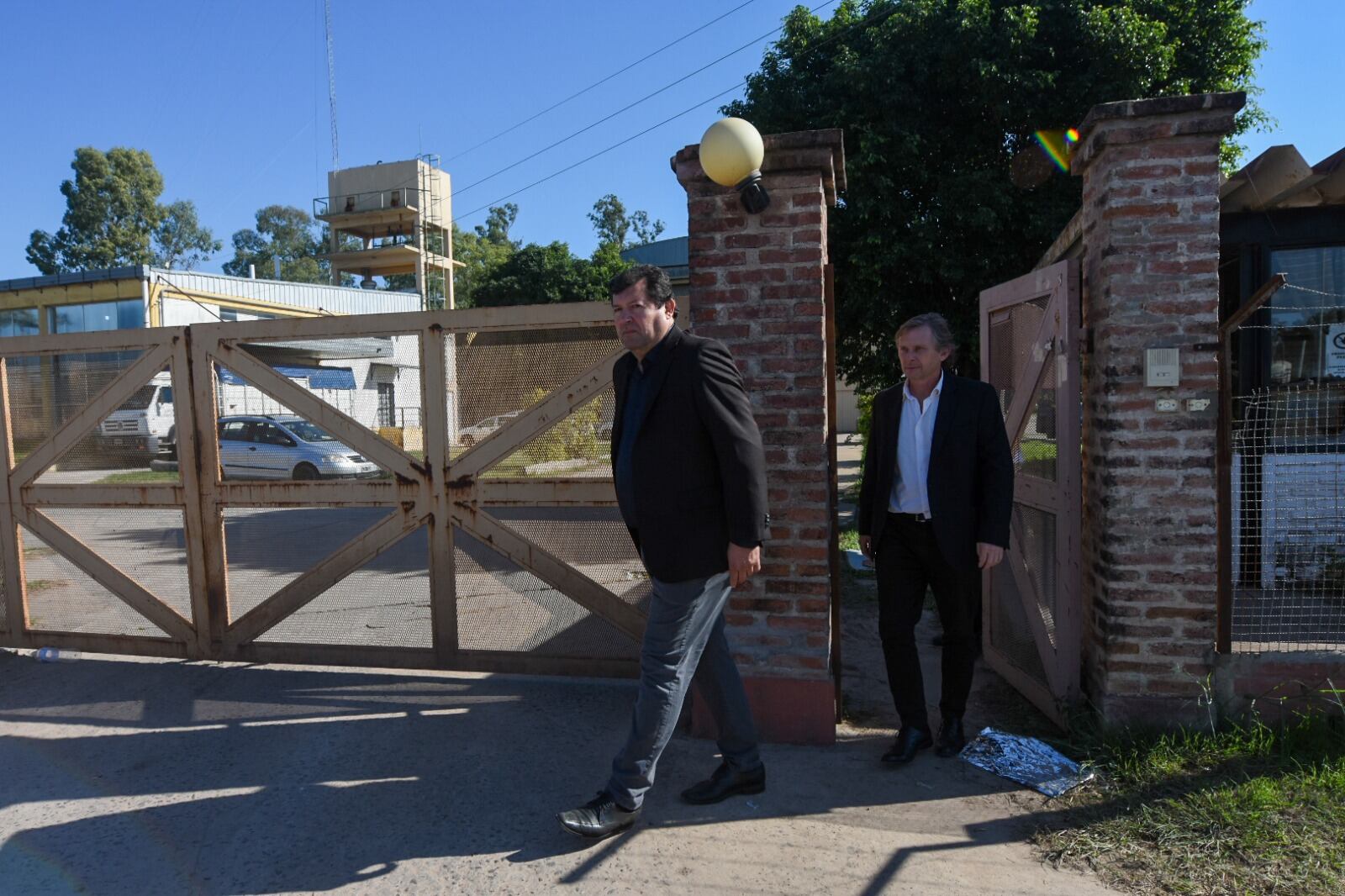 Abogados de la familia de Cecilia salen del Instituto de Medicina y Ciencias Forenses.