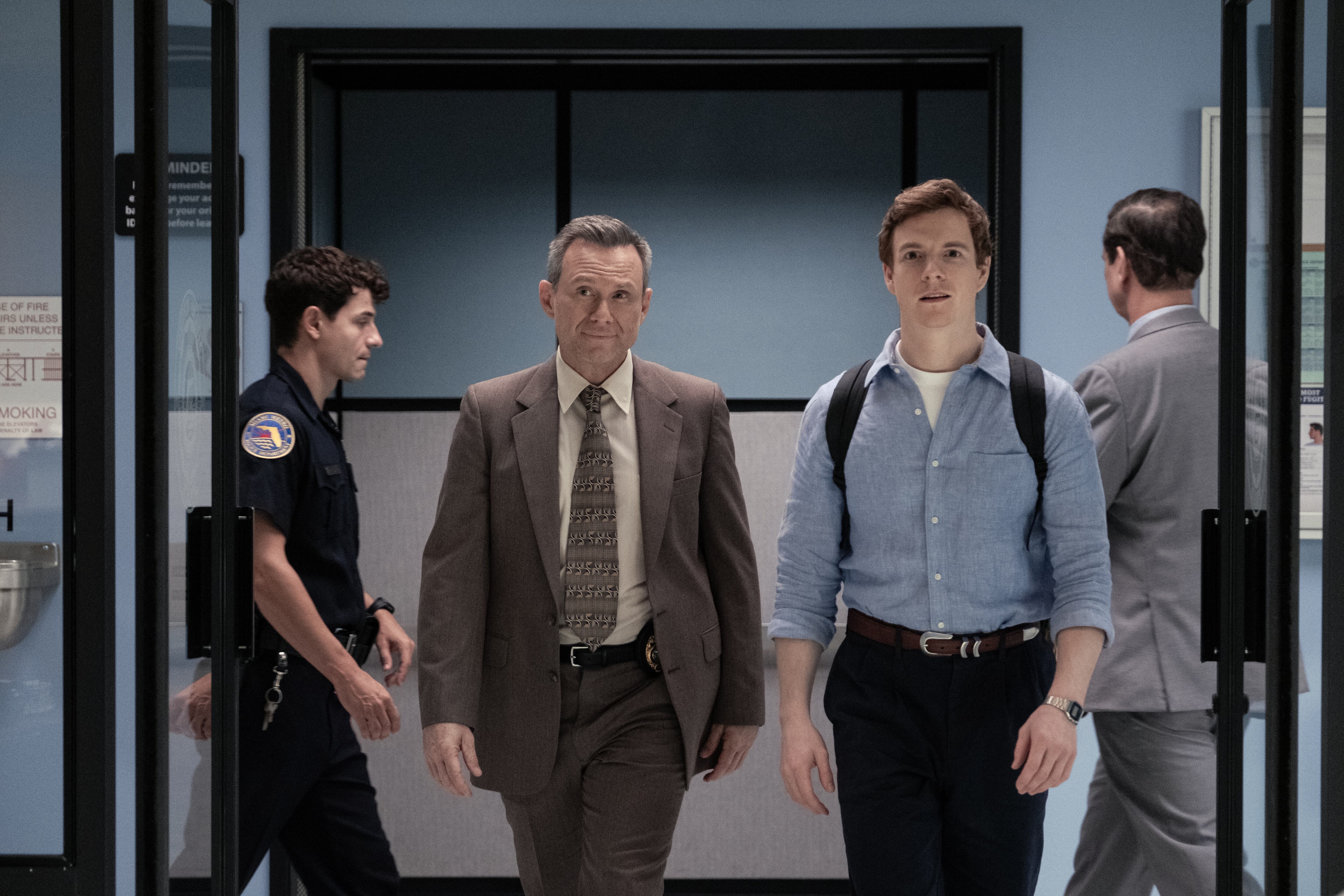 A Patrick Gibson lo acompaña la juguetona voz en off de Michael C. Hall. 