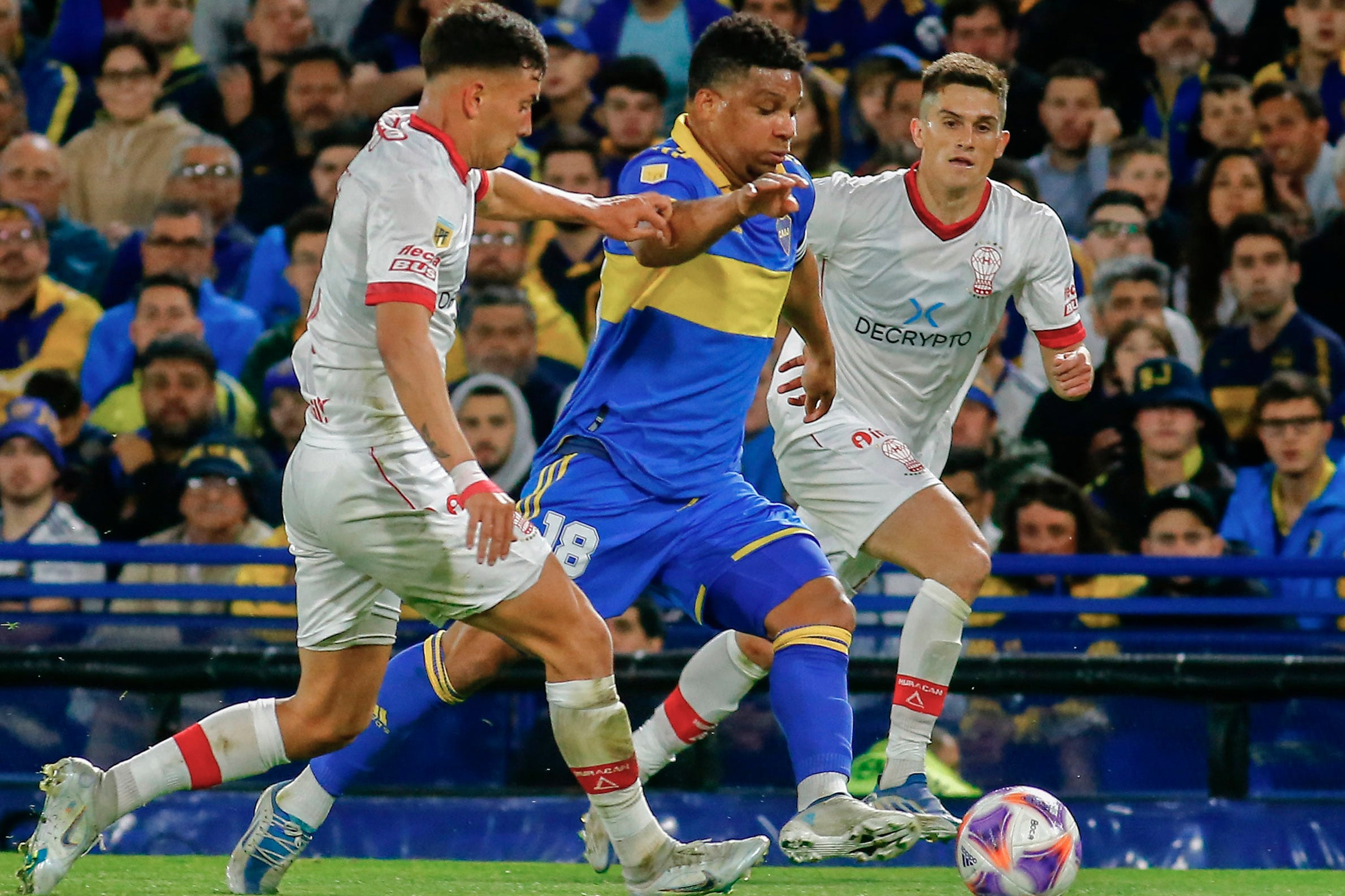 El colombiano Fabra intenta ante dos. Esta vez no se le dio como contra Lanús