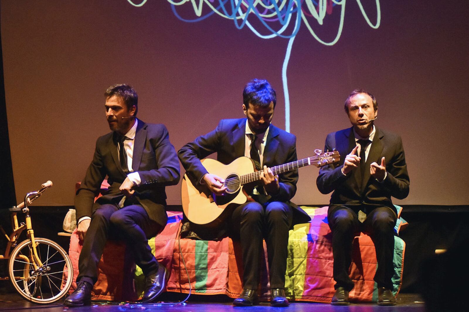 Bernasconi tramó con Ríos y Davide un cruce de lenguajes que, además, involucra al espectador.