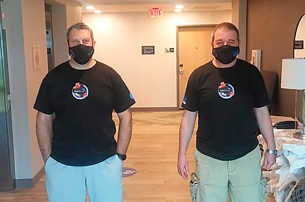 Gabriel Absi (izq.), de Invap, y Raúl Kulichevsky (der.), de la CONAE, en los Estados Unidos.