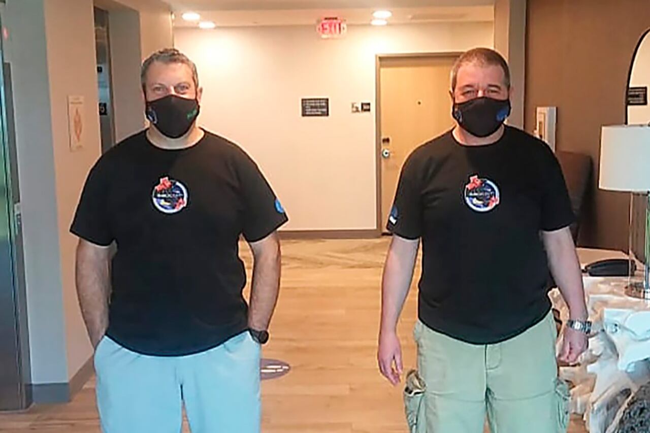 Gabriel Absi (izq.), de Invap, y Raúl Kulichevsky (der.), de la CONAE, en los Estados Unidos.