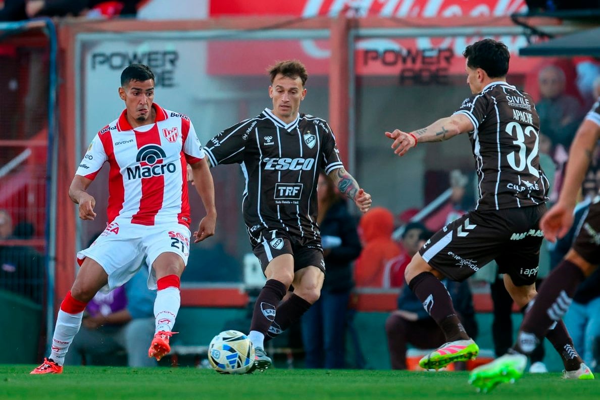 Pereyra la puntea ante la presión de Mainero y Baldassarra. 