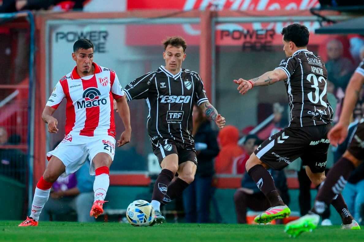 Pereyra la puntea ante la presión de Mainero y Baldassarra.