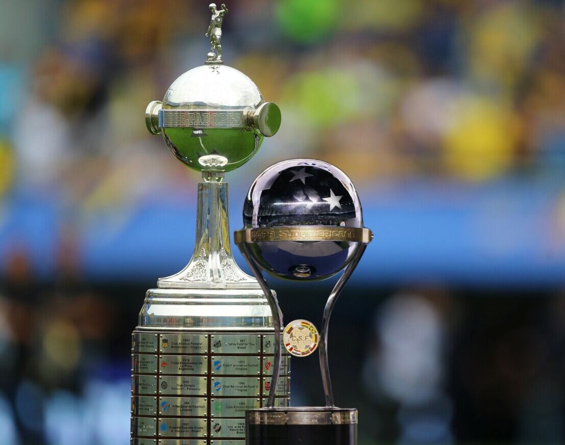 Los trofeos de la Copa Libertadores y Sudamericana.