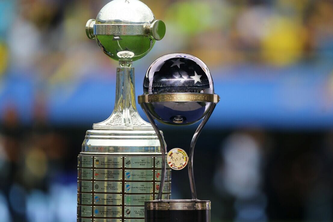 Los trofeos de la Copa Libertadores y Sudamericana.