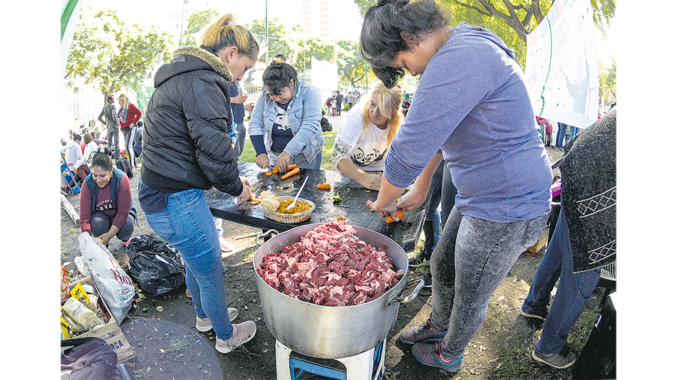 El Frente Sindical organizó 300 ollas populares distribuidas en varias provincias.