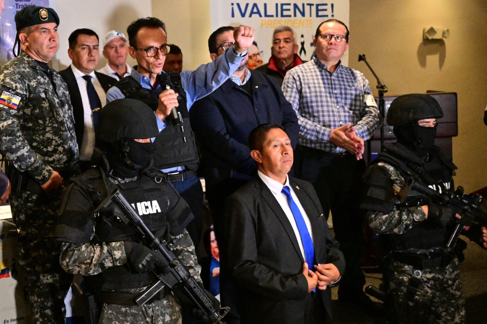 Puño en alto, Zurita después de la elección.