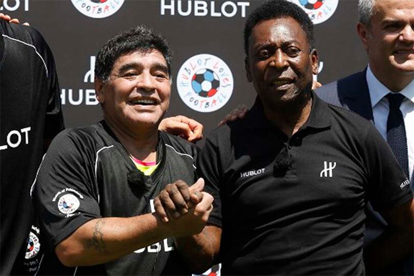 Maradona y Pelé, dos genios del fútbol.