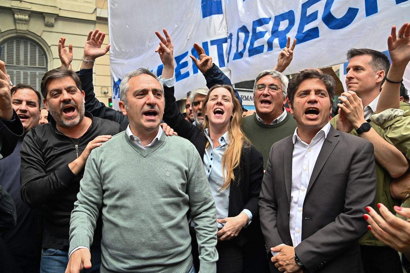 Andrés Larroque y Axel Kicillof frente a San José 1111