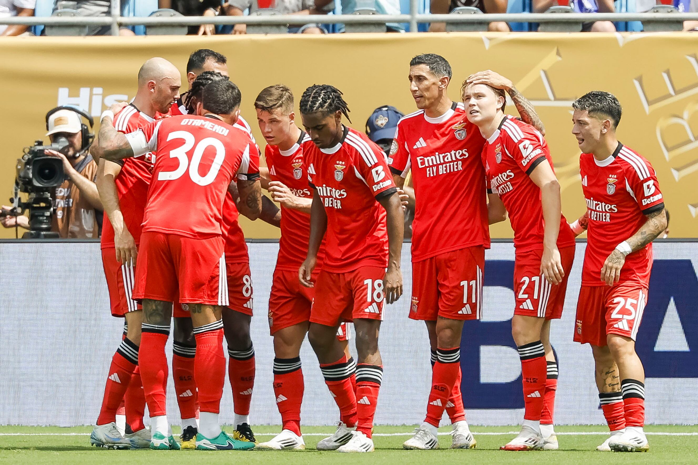 Benfica festeja el gol de la victoria ante el poderoso Bayern Munich