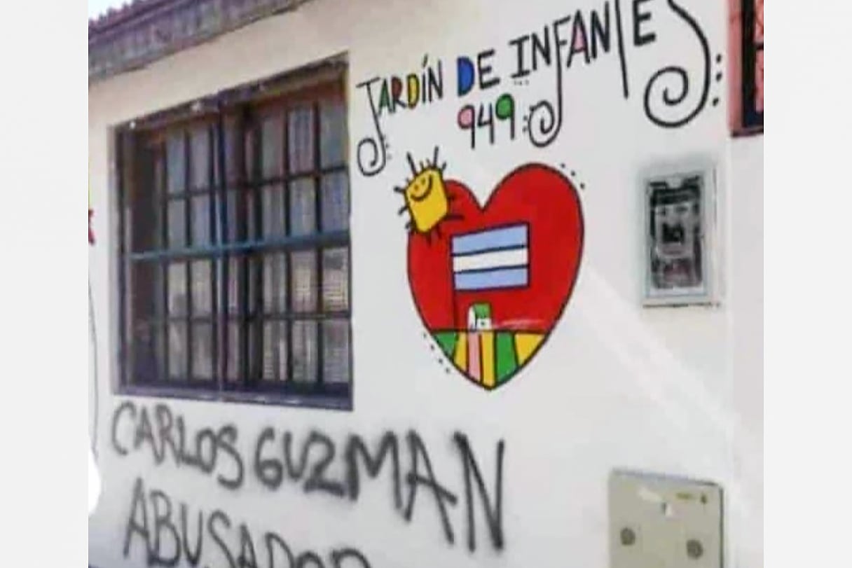 Un auxiliar del establecimiento está prófugo tras recibir 10 denuncias de los padres de los niñes por abuso sexual.