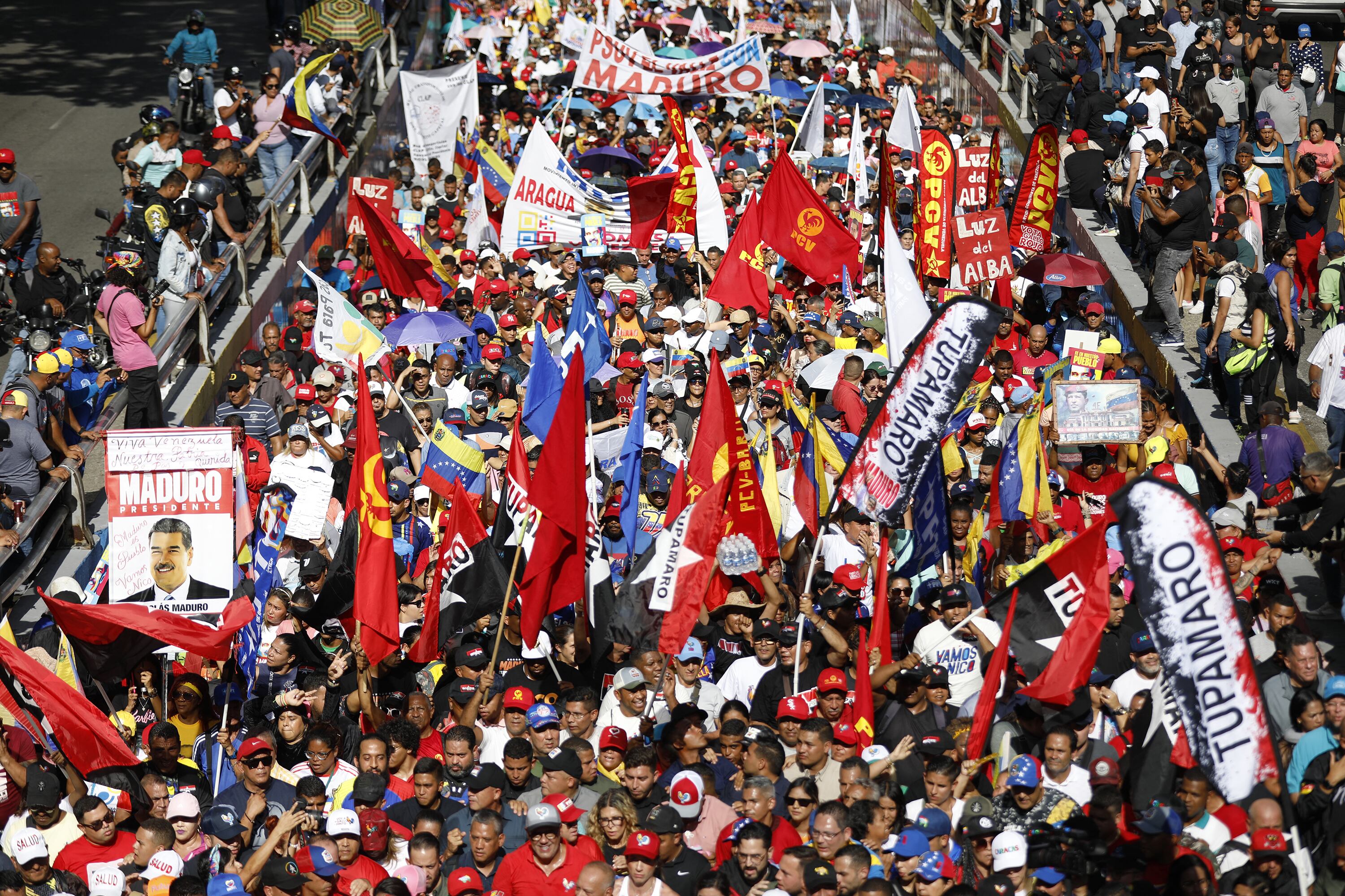 Simpatizantes de Maduro se manifiestan en Caracas. Foto 2: Protesta antichavista en Buenos Aires. (EFE)