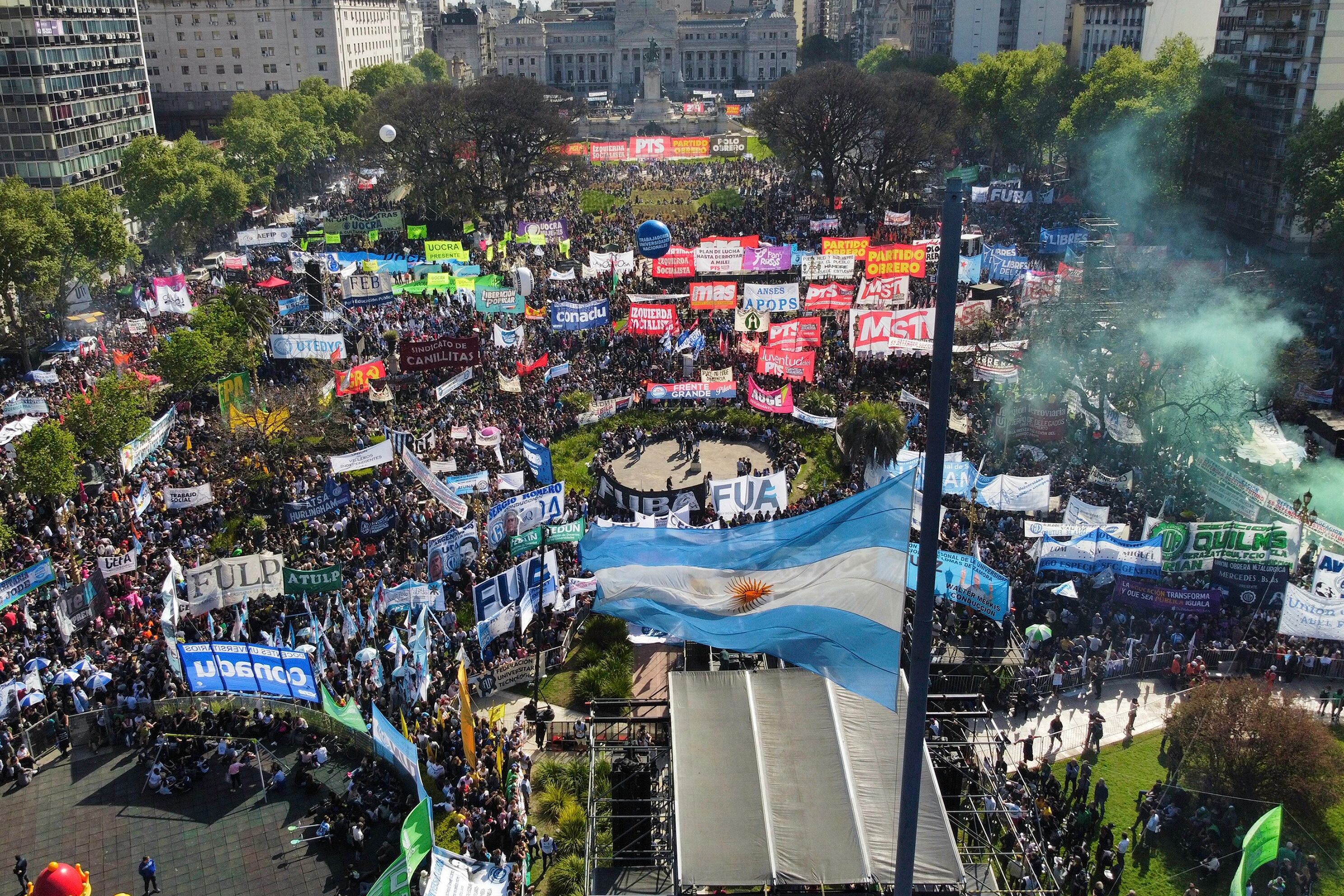 Docentes y estudiantes, de espaldas al Congreso