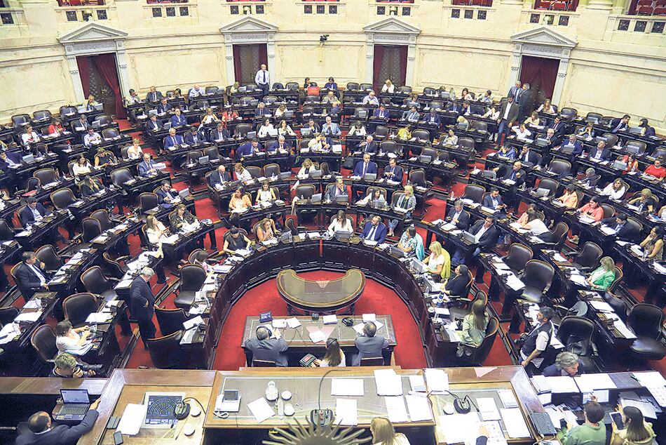 Una escena de la larga sesión en diputados en la que se le dio media sanción a la Ley de Solidaridad y Reactivación Productiva en el marco de la Emergencia pública.