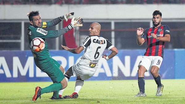 El remate de Gudiño supera la oposición intentada por Víctor y viaja al fondo de la red.