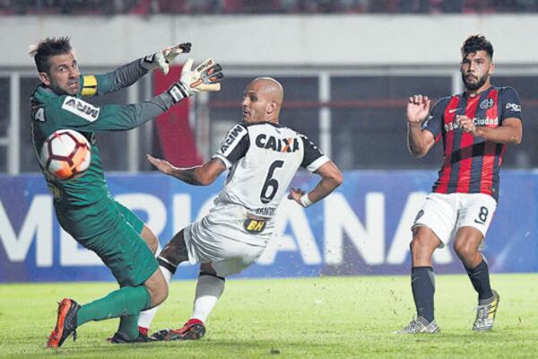 El remate de Gudiño supera la oposición intentada por Víctor y viaja al fondo de la red.