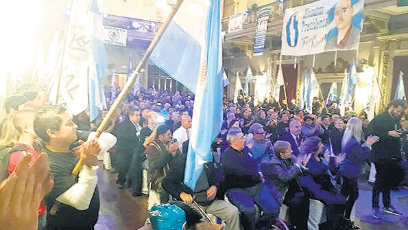El acto en Unione e Benevolenza reunió gauchos con chicos con las caras tatuadas, un nuevo mix de militantes.