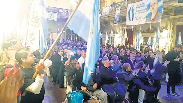El acto en Unione e Benevolenza reunió gauchos con chicos con las caras tatuadas, un nuevo mix de militantes.