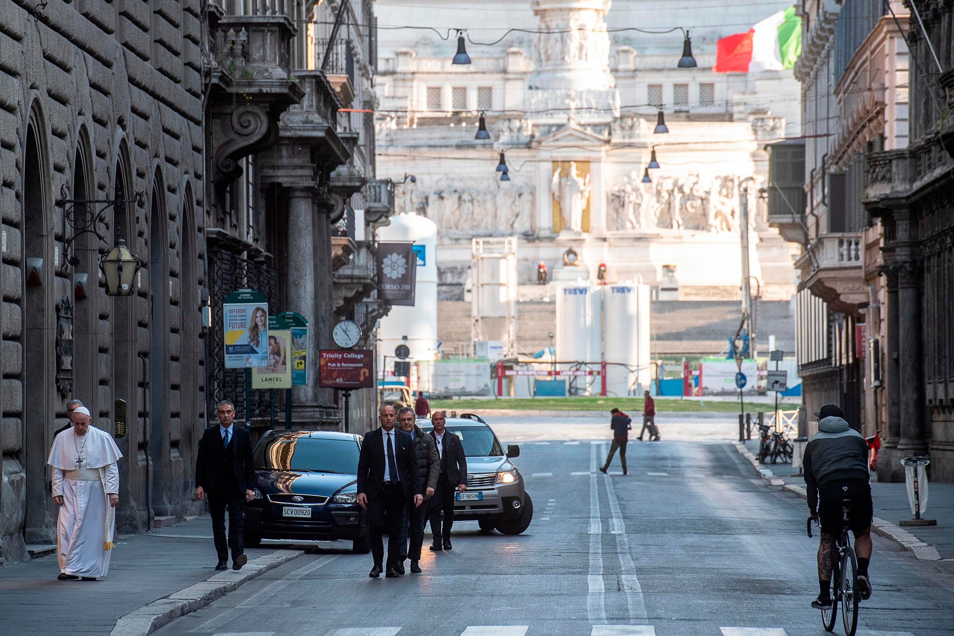 El papa Francisco salió del Vaticano para rezar en una basílica de Roma.