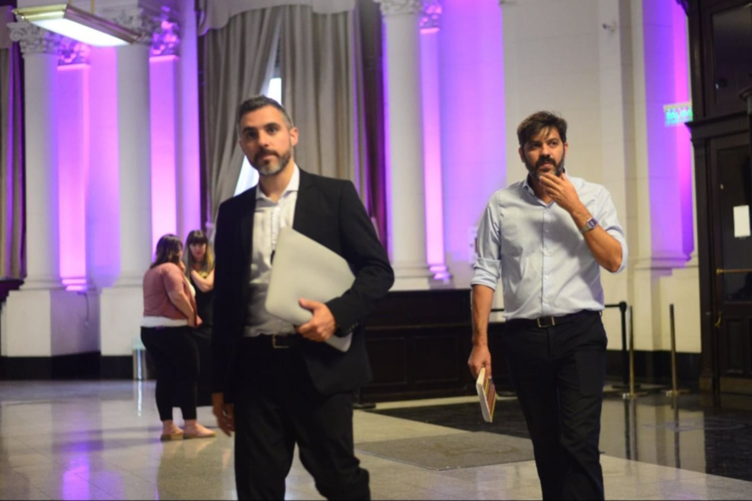 Cristian Girard (titular de ARBA) y Carlos Bianco (jefe de Gabinete) en los pasillos de la Legislatura bonaerense (gentileza, Letra P)
