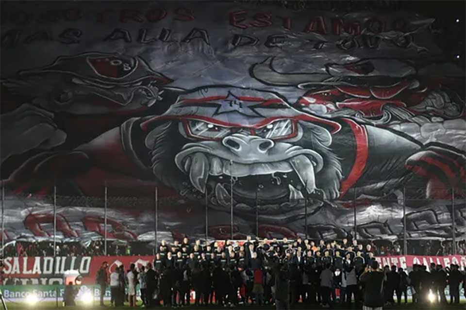 La bandera es enorme con un arte bien definido para dar un mensaje.
